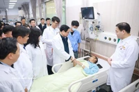 Le Premier ministre Pham Minh Chinh à l'hôpital Bach Mai. Photo : VNA
