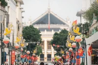 Des touristes étrangers dans la rue Trang Tien à Hanoï. Photo : VNA