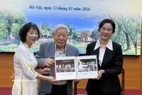 Des représentants de la famille de Trinh Hai offrent de précieuses photographies documentaires au site commémoratif du Président Ho Chi Minh au Palais présidentiel. Photo : VNA