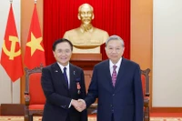 Le secrétaire général du Parti communiste du Vietnam To Lam (droite) a reçu, le 15 novembre à Hanoï, Kuroiwa Yuji, gouverneur de la préfecture de Kanagawa. Photo : VNA