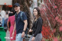 Des touristes étrangers à Hanoï à l'occasion du Nouvel An lunaire. Photo : VNA