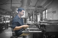 Le village de la soie de Van Phuc applique les technologies et la transformation numérique à sa production. Photo : Bnews/VNA