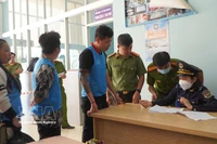 Sur la photo : les autorités contrôlent strictement la zone du poste frontière international de Dinh Ba afin de prévenir et de lutter contre les entrées et sorties illégales. Photo : VNA