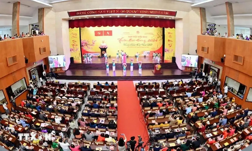 Rencontre avec les Vietnamiens d'outre-mer participant au programme « Printemps au pays natal 2024 » à Ho Chi Minh-Ville. Photo: VNA