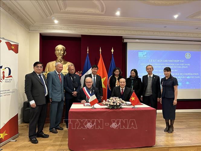 Le président du Comité populaire provincial de Dak Lak, Pham Ngoc Nghi (droite) et le maire de la ville de Nevers, Denis Thuriot, signent un protocole de coopération entre les deux localités. Photo: VNA