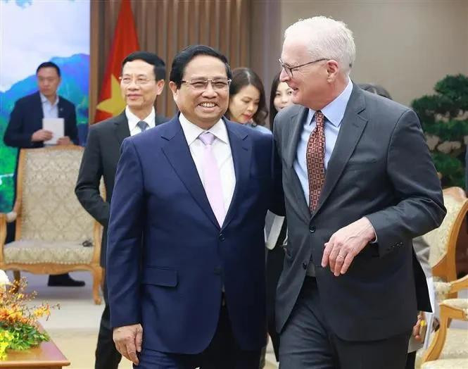 Le Premier ministre Pham Minh Chinh et le président de l'Association américaine de l'industrie des semi-conducteurs (SIA), John Neuffer. Photo: VNA
