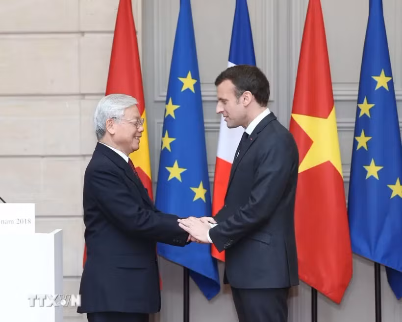 Le secrétaire général Nguyen Phu Trong et le président de la République française Emmanuel Macron lors de la visite officielle du secrétaire général en France en 2018. Photo : VNA