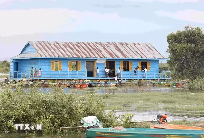 Les salles de classe flottantes sur le lac Tonle Sap. Photo: VNA