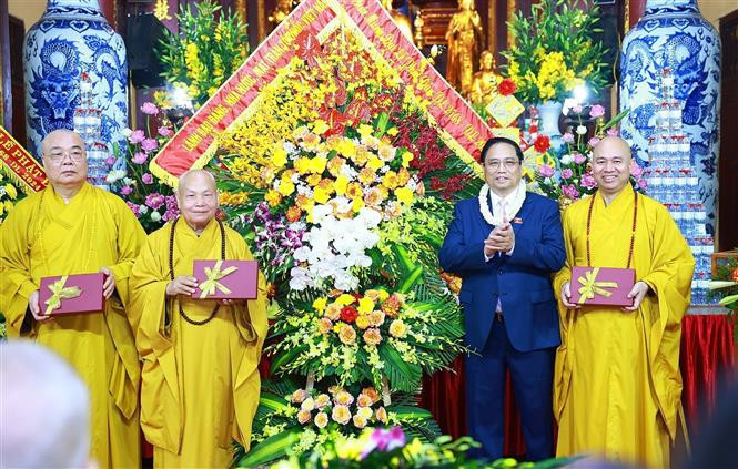 Le Premier ministre présente ses vœux à l’occasion de la Journée du Vesak. Photo: VNA