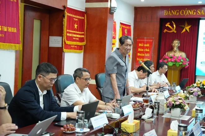 Nguyen Doan Thang, secrétaire du Comité du Parti et directeur général de la Société par actions d'ampoules et de thermos de Rang Dong, a partagé le parcours de cinq ans de cette entreprise en matière de transformation numérique. Photo: VietnamPlus