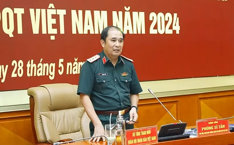  Le général de corps d'armée Phung Si Tân, chef d'État-major général adjoint de l'Armée populaire du Vietnam, à une conférence sur la deuxième Exposition internationale de la défense du Vietnam. Photo: VNA