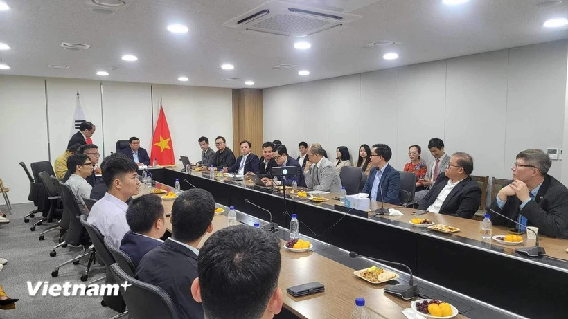 La séance de travail entre le ministre du Plan et de l'Investissement Nguyen Chi Dung et le Réseau d'innovation vietnamien en République de Corée. Photo: VNA