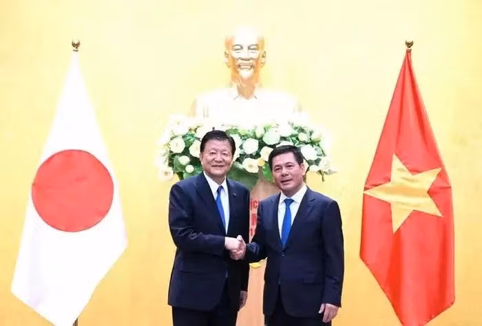 Le ministre de l'Industrie et du Commerce, Nguyen Hong Dien (droite), et le ministre japonais chargé de l'Accord de partenariat transpacifique global et progressiste (CPTPP), Shindo Yoshitaka. Photo: VNA