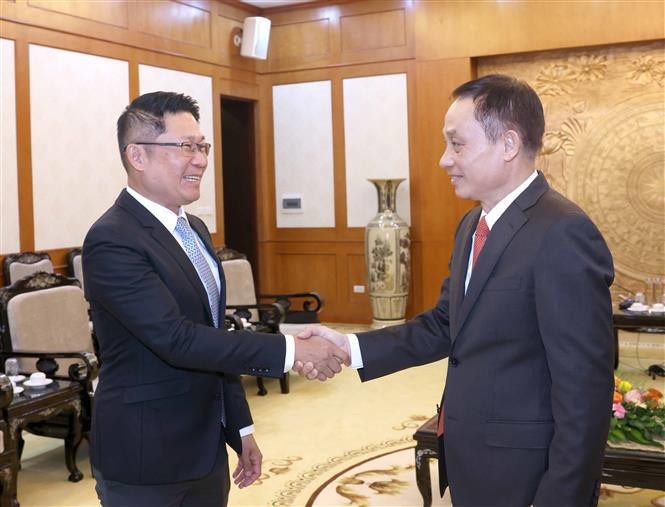 Le secrétaire du Comité central du PCV, président de la Commission centrale des relations extérieures du Parti, Le Hoai Trung (droite) et le chef adjoint de la Commission des relations extérieures du CC du PPRL, calaxay Lengsavad. Photo: VNA