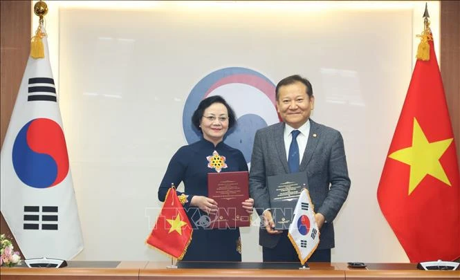 La ministre vietnamienne de l'Intérieur Pham Thi Thanh Tra et le ministre sud-coréen de l'Intérieur et de la Sécurité Lee Sang-min. Photo: VNA