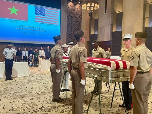 Cérémonie de rapatriement des restes des soldats américains portés disparus pendant la guerre du Vietnam (MIA). Photo: VNA