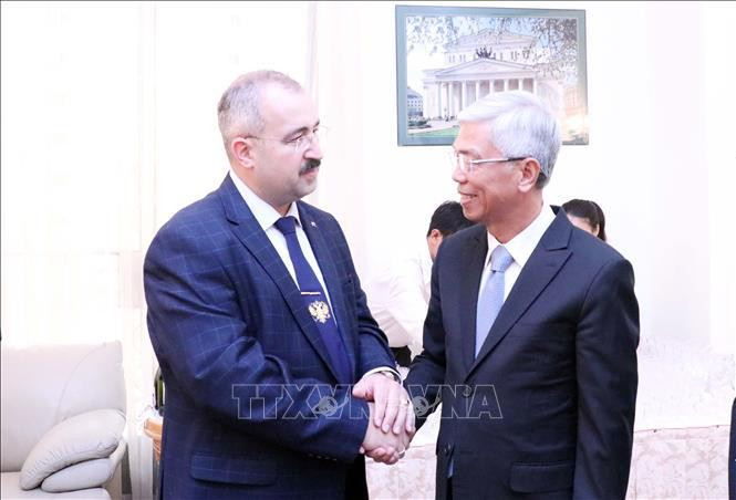 Vo Van Hoan, vice-président du Comité populaire de Ho Chi Minh-Ville, et Sadykov Timur Sirozhevich, consul général de Russie à Ho Chi Minh-Ville. Photo: VNA