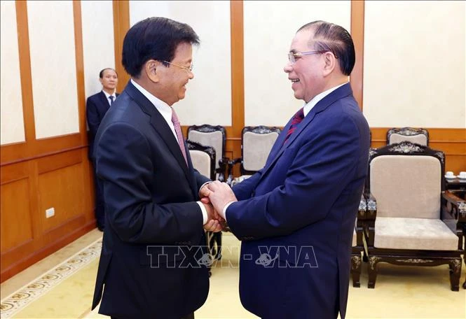 Le SG du PPRL et président lao Thongloun Sisoulith (gauche) et l’ancien SG du PCV Nong Duc Manh. Photo: VNA