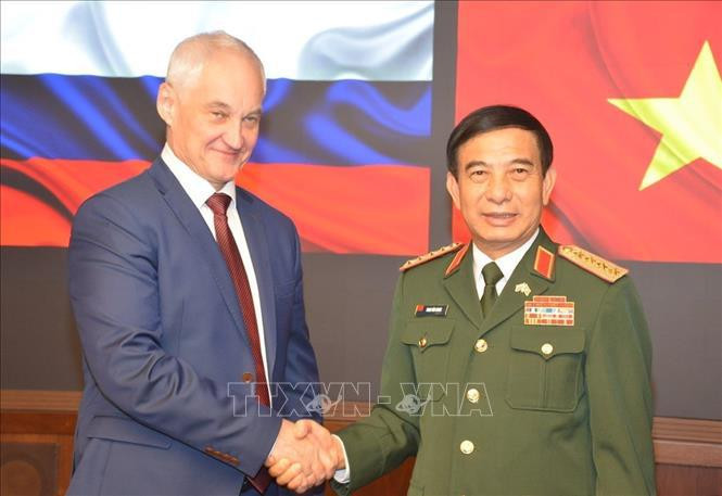 Le ministre vietnamien de la Défense, le général Phan Van Giang (droite) et le ministre de la Défense de Russie Andreï Removitch Beloussov. Photo: VNA