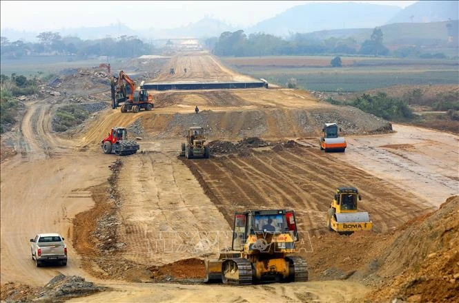 Construction du tronçon Mai Son - Nationale 45 du projet d'autoroute Nord - Sud. Photo d'archives: VNA