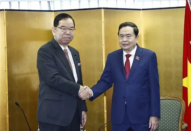 Le président de l'Assemblée nationale du Vietnam (droite) et le chef du Parti communiste japonais. Photo: VNQ