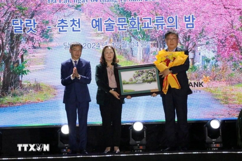 Les dirigeants de la ville de Da Lat offrent des souvenirs aux représentants de la ville sud-coréenne de Chuncheon (à droite). Photo : VNA