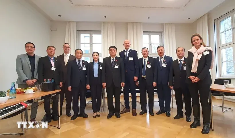 La délégation du Comité permanent de l'Assemblée nationale (AN) du Vietnam en Allemagne. Photo: VNA