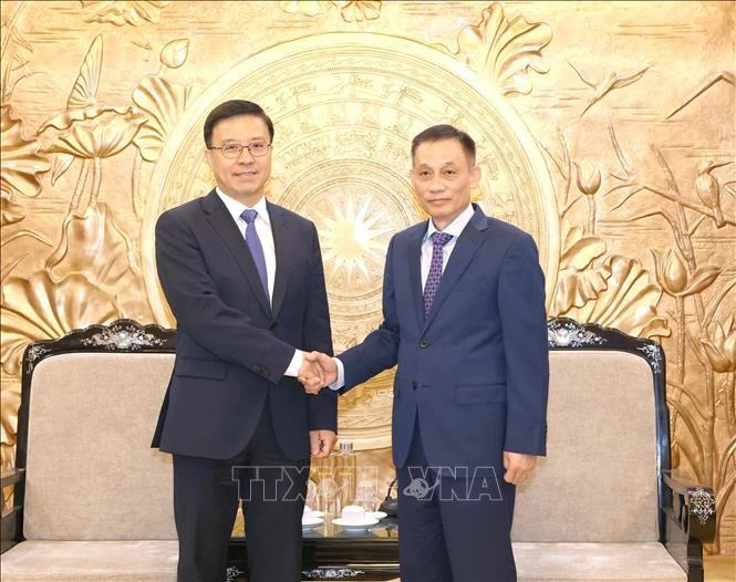 Le secrétaire du Comité central du PCV, président de la Commission centrale des relations extérieures du Parti, Le Hoai Trung (droite), et le chef adjoint du Département international du Comité central du PCC, Zhao Shitong. Photo: VNA