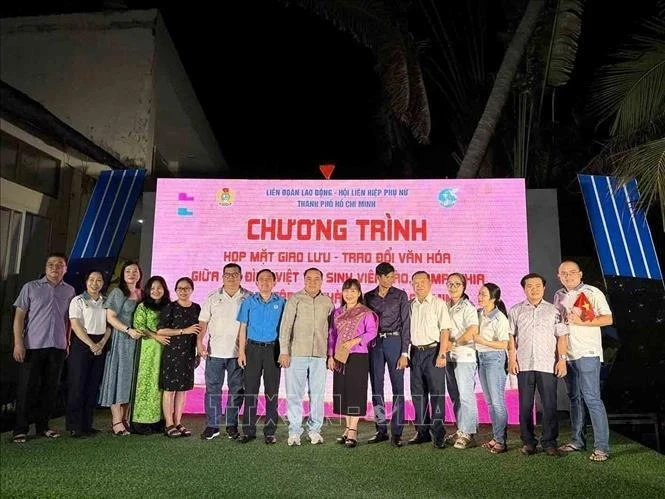 Un événement d'échange culturel entre les étudiants lao et cambodgiens étudiant à Ho Chi Minh-Ville et leurs familles d’accueil a été organisé dans la province de Binh Thuan (Centre). Photo: VNA