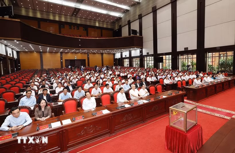 Le 13e Comité central du Parti travaille sur le personnel. Photo: VNA
