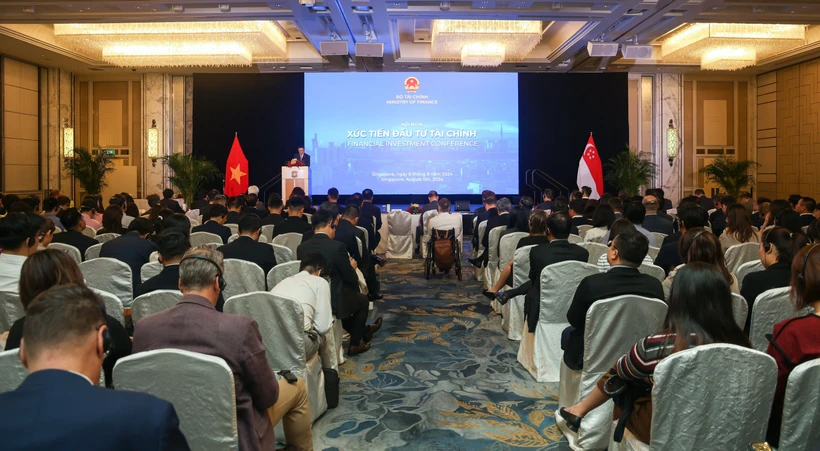 Panorama de la conférence de promotion des investissements financiers, le 6 août à Singapour. Photo: VNA