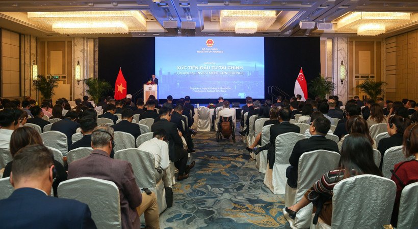 Panorama de la conférence de promotion des investissements financiers, le 6 août à Singapour. Photo: VNA
