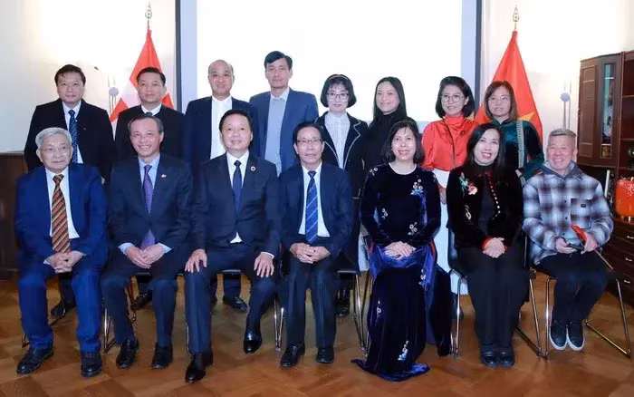 Le vice-Premier ministre Tran Hong Ha (3e de gauche à droite) et des représentants de la communauté vietnamienne au Danemark dans le cadre de sa visite de travail dans ce pays européen. Photo: VNA