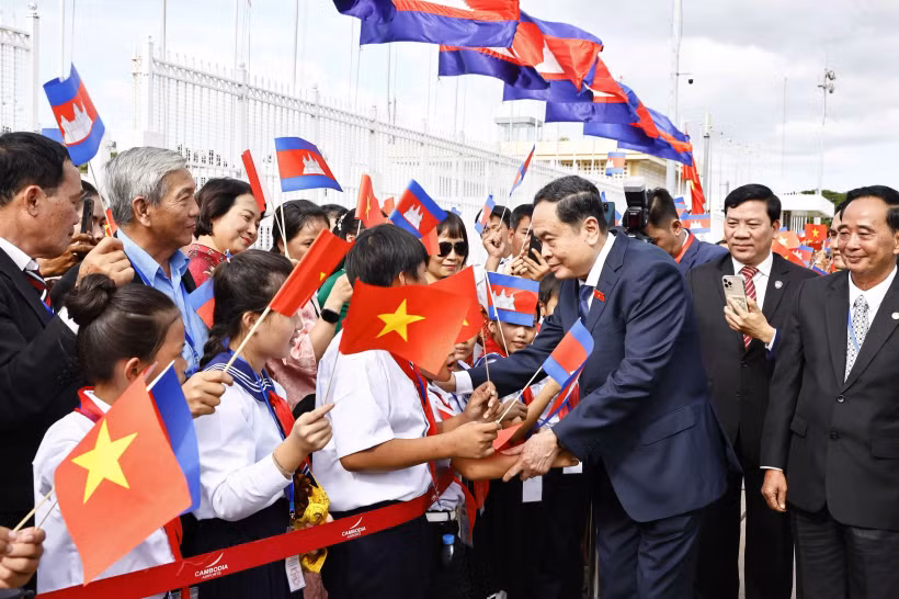Le président de l'AN Tran Thanh Man arrive à Phnom Penh, entamant sa visite officielle au Cambodge. Photo: VNA