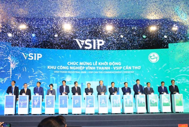 Les délégués ont appuyé sur le bouton de démarrage du projet de zone industrielle de Vinh Thanh - VSIP Can Tho. Photo: VNA