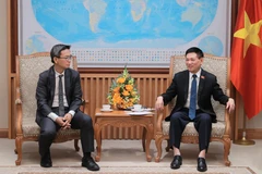 Le vice-Premier ministre Ho Duc Phoc (droite) et Kim Eng Tan, directeur principal de l'Agence de notation mondiale Standard & Poor's Global Ratings. Photo : VNA