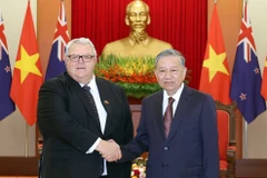 Le secrétaire général du Parti communiste du Vietnam, Tô Lâm rencontre le président du Parlement de Nouvelle-Zélande, Gerry Brownlee à Hanoï. Photo : VNA