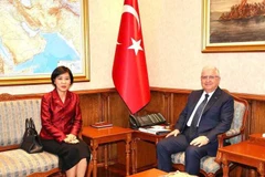 Mme Đang Thi Thu Ha et le ministre turc de la Défense, Yasar Guler. Photo : vtcnews.vn