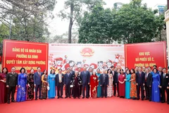Le secrétaire général To Lam avec des électeurs au bureau de vote n° 2, quartier de Ba Dinh, Hanoï. Photo : Thong Nhat - VNA