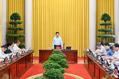 Le président Luong Cuong travaille avec le Bureau présidentiel afin d’évaluer les résultats des missions accomplies en septembre et de définir les tâches essentielles pour octobre. Photo : VNA
