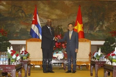 Le président de l’Assemblée nationale cubaine, Esteban Lazo Hernandez, a rencontré le 2 octobre à Hô Chi Minh-Ville, Tran Luu Quang, secrétaire du Comité municipal du Parti. Photo : VNA