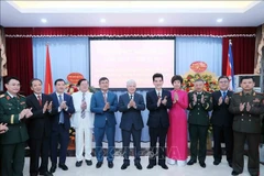 Đo Văn Chien (centre), membre du Bureau politique, secrétaire du Comité central du Parti communiste du Vietnam et président du Comité central du Front de la Patrie du Vietnam, au banquet organisé à l’occasion du 80e anniversaire de la fondation du Parti du Travail de Corée. Photo : VNA