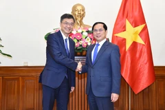 Pe vice-Premier ministre et ministre vietnamien des Affaires étrangères Bui Thanh Son (droite) et hen Gang, membre du Comité central du Parti communiste chinois (PCC), secrétaire du Comité du PCC et président du Comité permanent de l'Assemblée populaire de la région autonome Zhuang du Guangxi. Photo : VNA