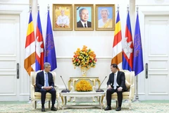 L'ambassadeur Nguyen Minh Vu commence son mandat par la rencontre de dirigeants cambodgiens à Phnom Penh. Photo : VNA