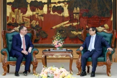 Le Premier ministre Pham Minh Chinh (droite) et Charles James Boyd Bowman, directeur général du projet de Trump Organization au Vietnam. Photo : VNA