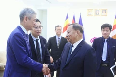 L'ambassadeur du Vietnam Nguyen Minh Vu (gauche) et Samdech Heng Samrin, président honoraire du Parti du peuple cambodgien et président honoraire du Conseil consultatif suprême du roi du Cambodge. Photo : VNA