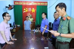 La Police de la province méridionale de Dong Nai a décidé de poursuivre en justice et d’émettre un mandat d’arrêt contre Quach Gia Khang (gauche). Photo : VNA