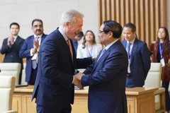 Le Premier ministre Pham Minh Chinh (droite) et le PDG du Conseil des affaires États-Unis-ASEAN, Ted Osius. Photo : VNA