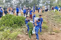 La province de Ha Tinh mobilise des centaines de personnes de l'armée, de la police, des garde-côtes.. pour renforcer d'urgence la digue de Hoi Thong. Photo : VNA