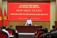Le Premier ministre Pham Minh Chinh préside une réunion de déploiement des missions au Poste de commandement avancé du gouvernement installé dans la province de Nghê An. Photo : VNA